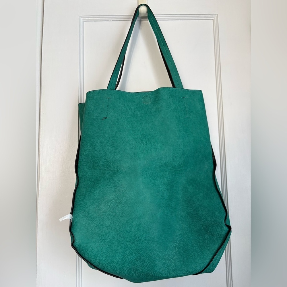 Elegant Emerald Green Pebbled Tote Bag – Large Minimalist Shoulder Handbag